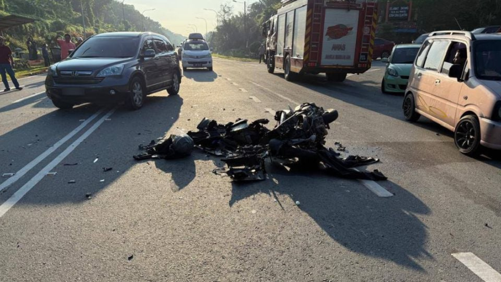 Motorcyclist Killed in Felda Penggeli Four-Vehicle Accident